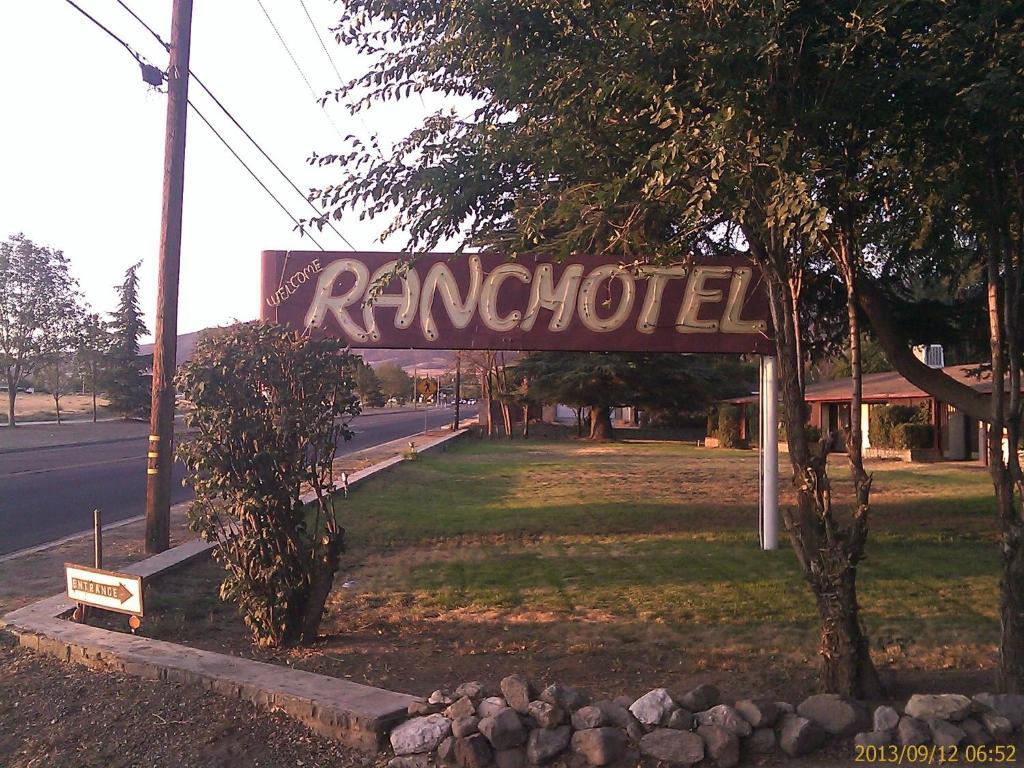 טהאצ'פי Ranch Motel מראה חיצוני תמונה